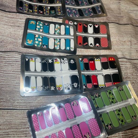 8 PCs Disney Mickey Real Nail Polish Strips Set of 7 NEW - Picture 2 of 4